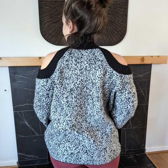 Women's POL Cold Shoulder Turtleneck Sweater Size Small Grey Black NWT - Picture 7 of 12